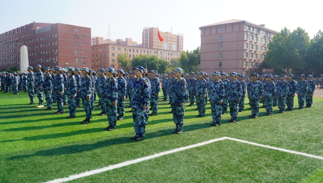 軍訓(xùn)簡報(bào):軍訓(xùn)正當(dāng)時,青春灑汗水