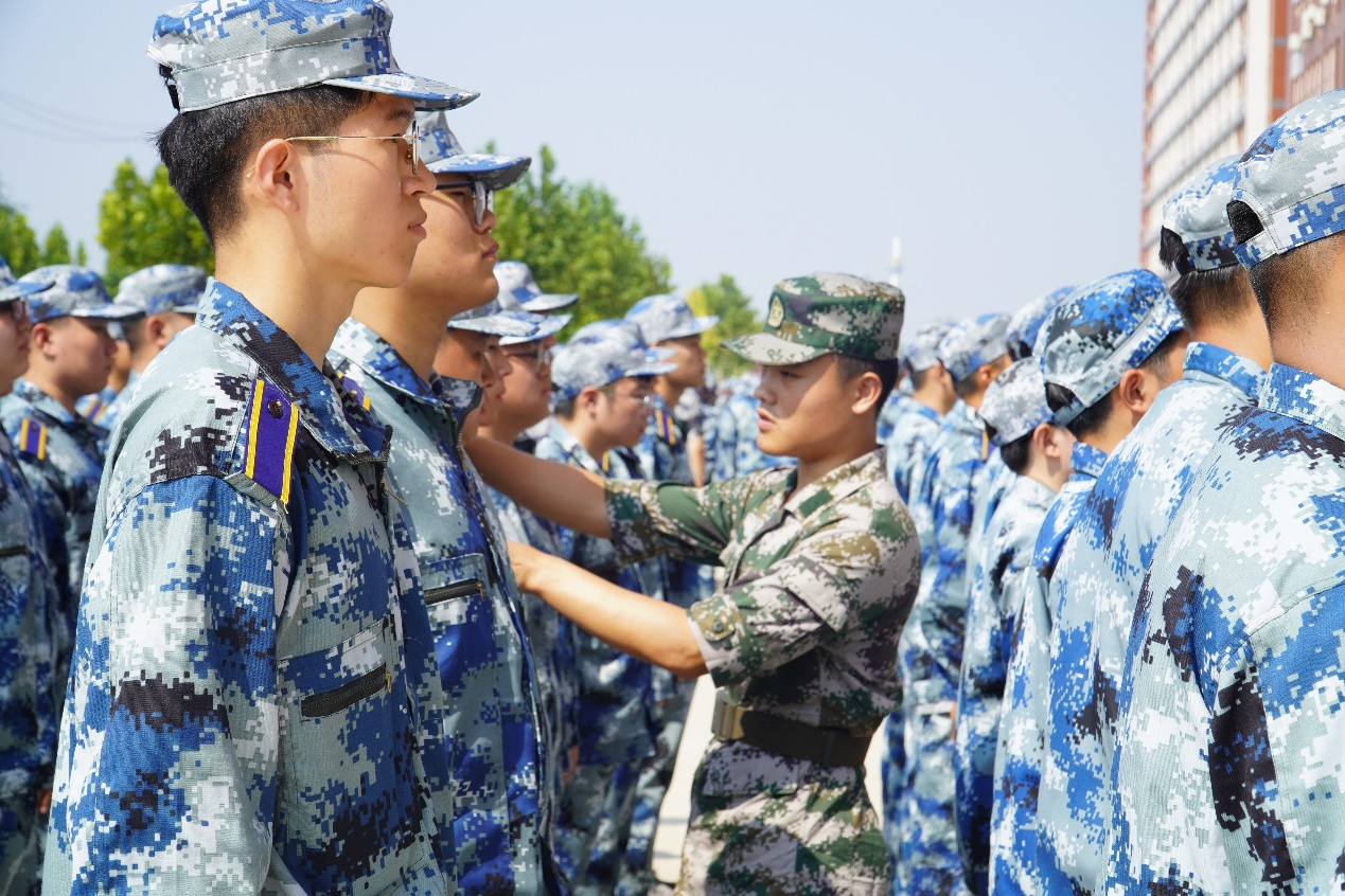 軍訓(xùn)簡報(bào):軍訓(xùn)正當(dāng)時,青春灑汗水