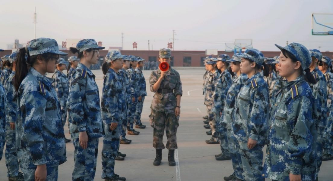 軍訓(xùn)簡報(bào):軍訓(xùn)正當(dāng)時,青春灑汗水
