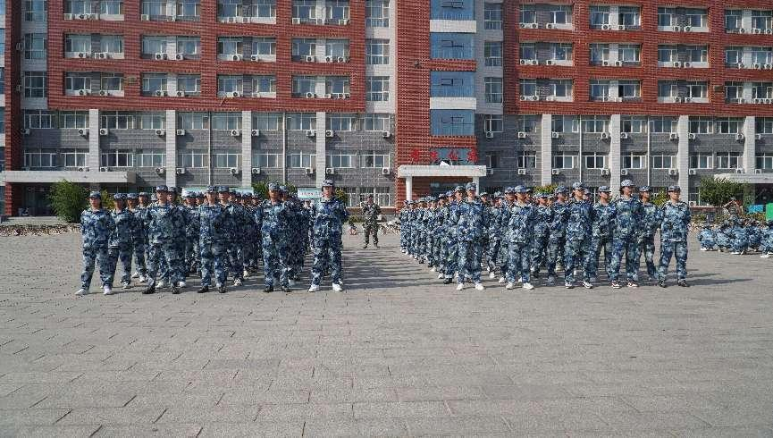 軍訓(xùn)簡報(bào):軍訓(xùn)正當(dāng)時,青春灑汗水