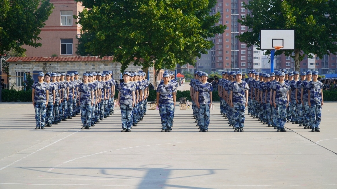 軍訓(xùn)簡報(bào):軍訓(xùn)正當(dāng)時,青春灑汗水