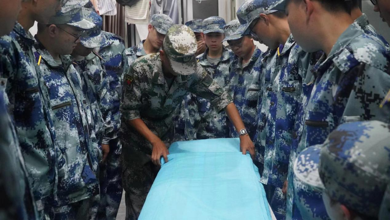 軍訓(xùn)簡報(bào):軍訓(xùn)正當(dāng)時,青春灑汗水