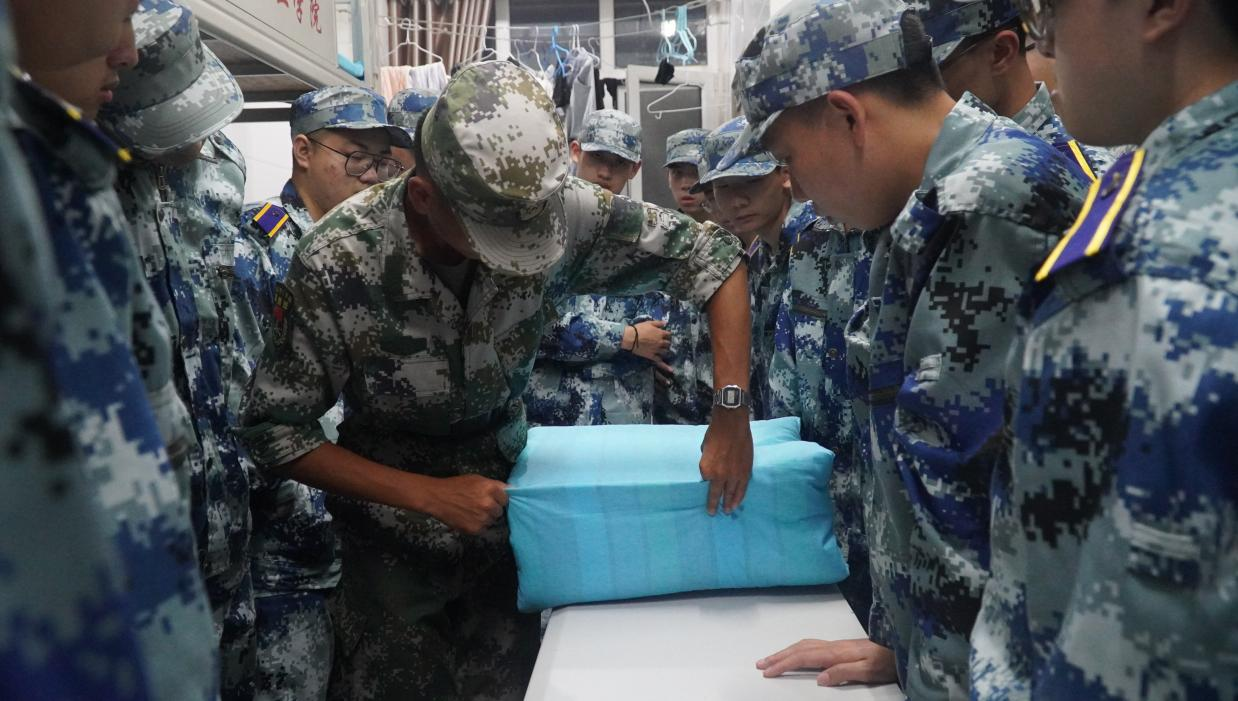 軍訓(xùn)簡報(bào):軍訓(xùn)正當(dāng)時,青春灑汗水