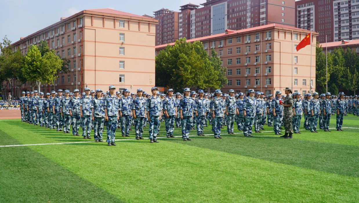 軍訓(xùn)簡報(bào):軍訓(xùn)正當(dāng)時,青春灑汗水