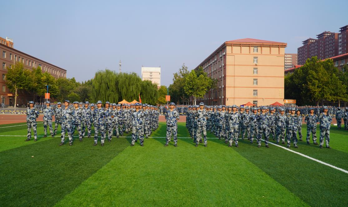軍訓(xùn)簡(jiǎn)報(bào):烈日驕陽 青春無悔