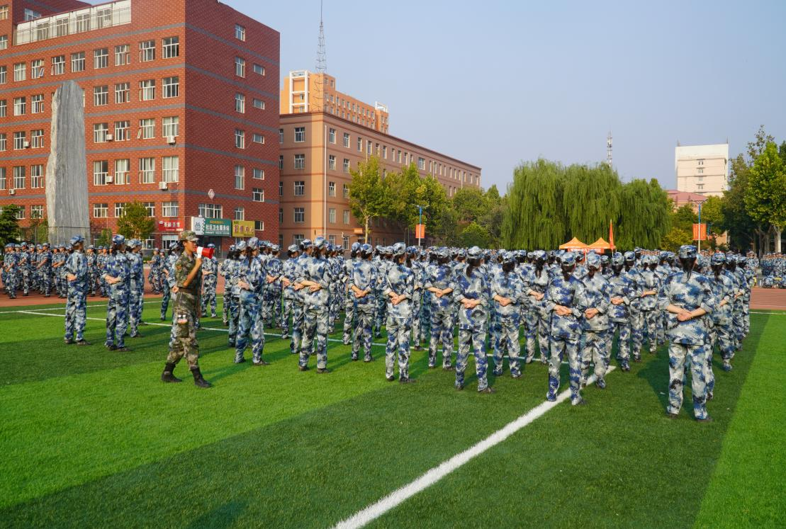 軍訓(xùn)簡(jiǎn)報(bào):烈日驕陽 青春無悔