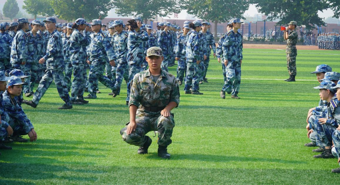 軍訓(xùn)簡(jiǎn)報(bào):烈日驕陽 青春無悔