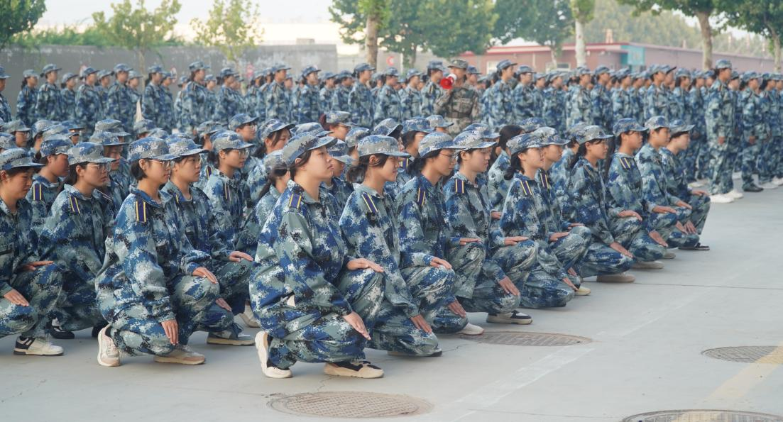軍訓(xùn)簡(jiǎn)報(bào):烈日驕陽 青春無悔