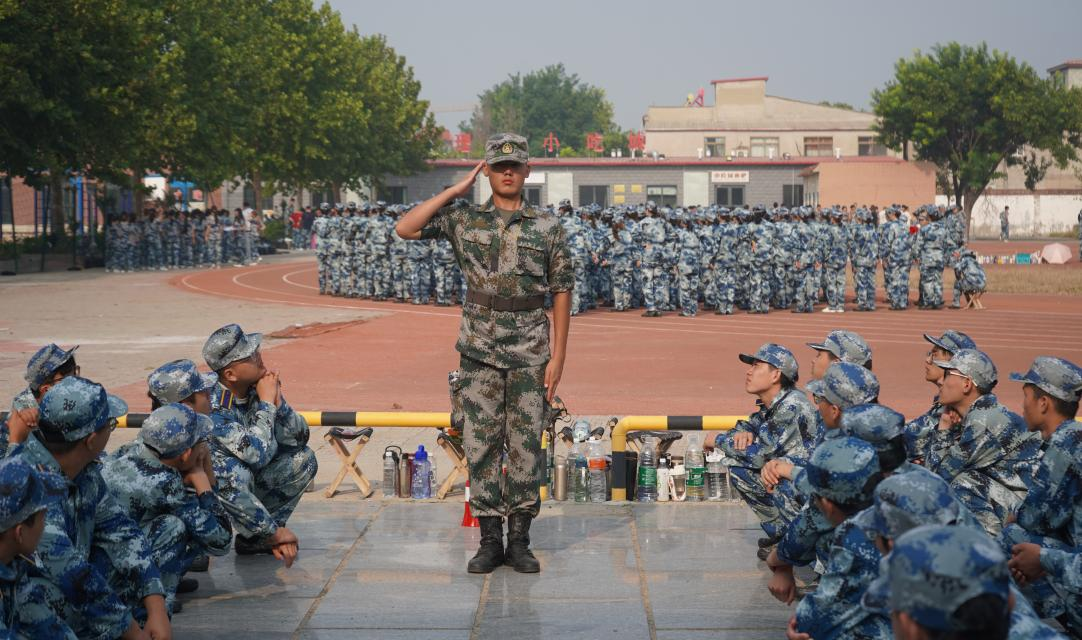 軍訓(xùn)簡(jiǎn)報(bào):烈日驕陽 青春無悔