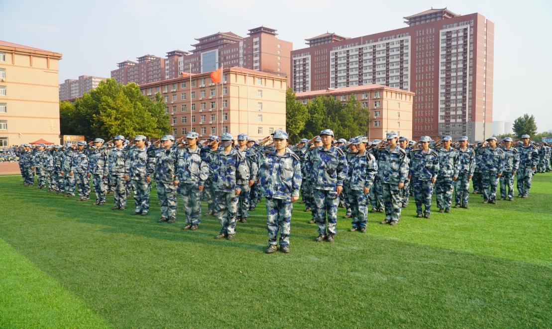軍訓(xùn)簡(jiǎn)報(bào):烈日驕陽 青春無悔