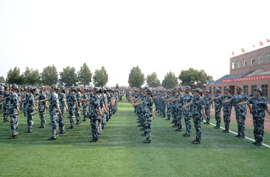 軍訓(xùn)簡(jiǎn)報(bào):烈日驕陽 青春無悔