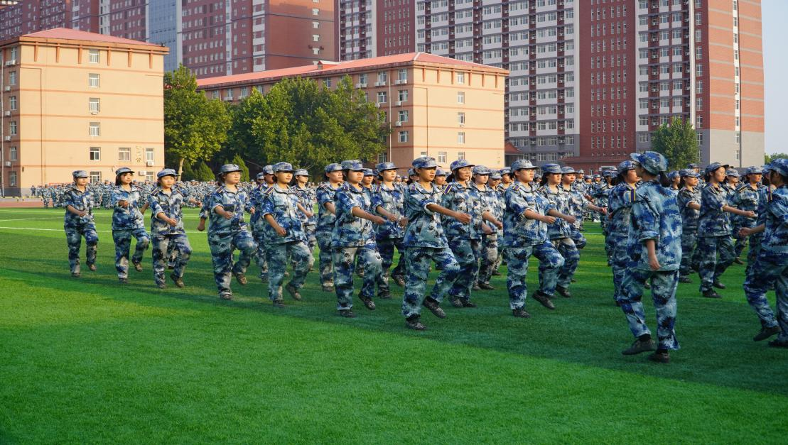 軍訓(xùn)簡(jiǎn)報(bào):烈日驕陽 青春無悔