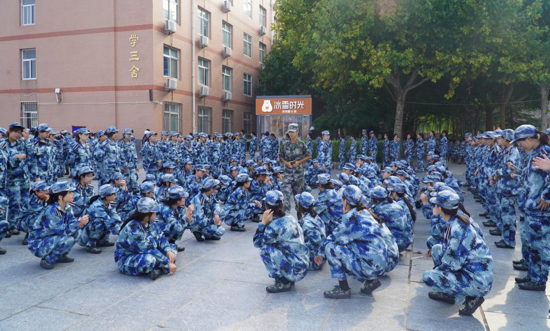 軍訓(xùn)簡(jiǎn)報(bào):烈日驕陽 青春無悔