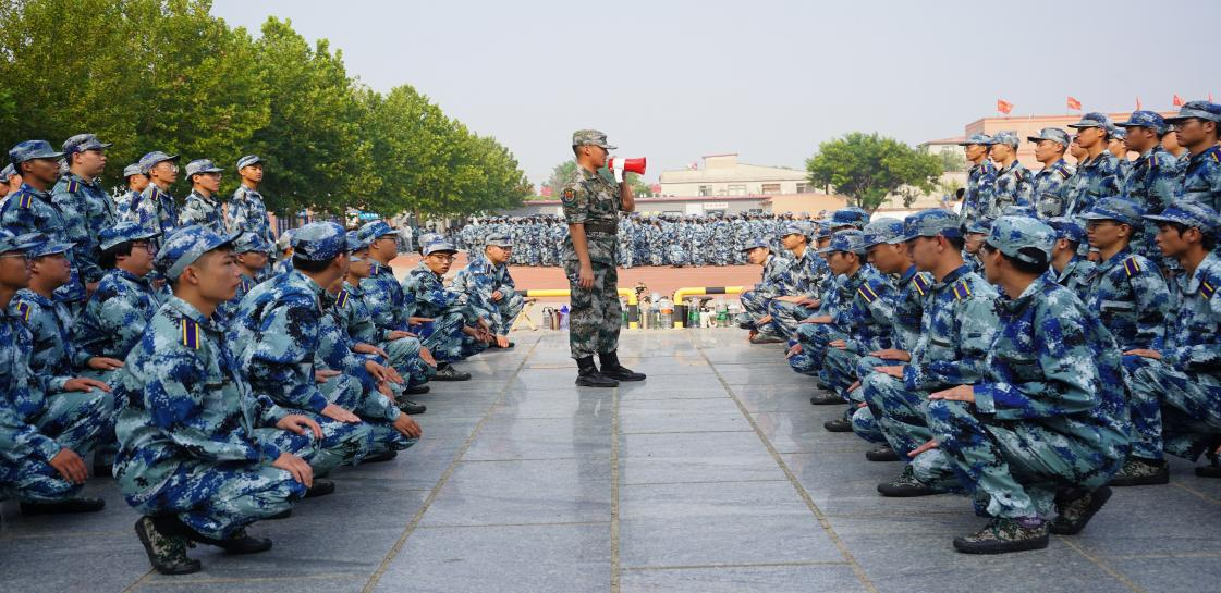軍訓(xùn)簡(jiǎn)報(bào):烈日驕陽 青春無悔