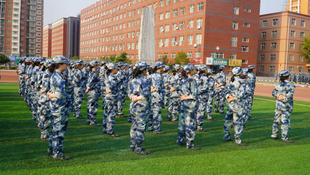 軍訓(xùn)簡(jiǎn)報(bào):烈日驕陽 青春無悔