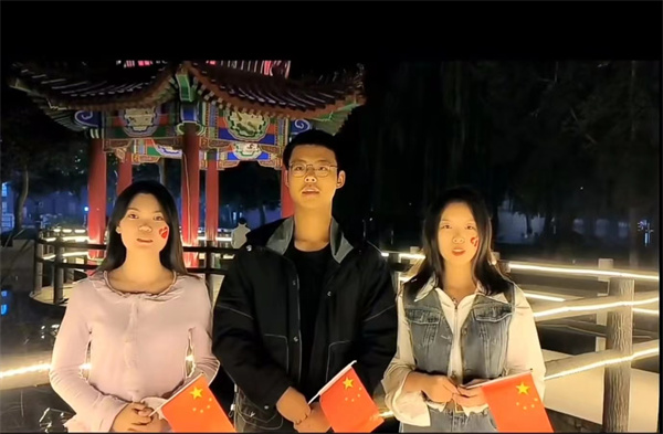 我與祖國(guó)合張影，一聲祝福送祖國(guó)
