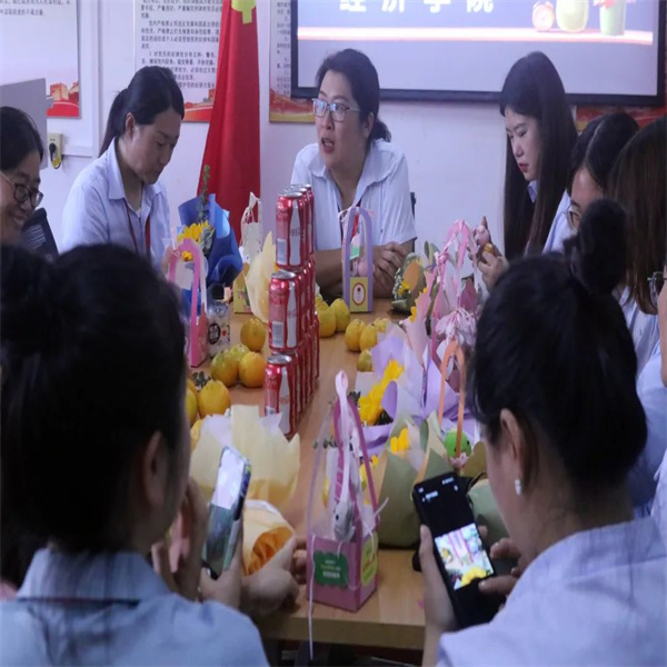 心懷學子，育夢成光——我院舉行教師節(jié)送祝?；顒? onmousewheel=