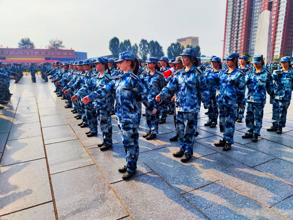 保定理工學(xué)院||管理學(xué)院||軍訓(xùn)進(jìn)行時(shí)，少年何懼驕陽(yáng)烈 意氣風(fēng)發(fā)英姿颯
