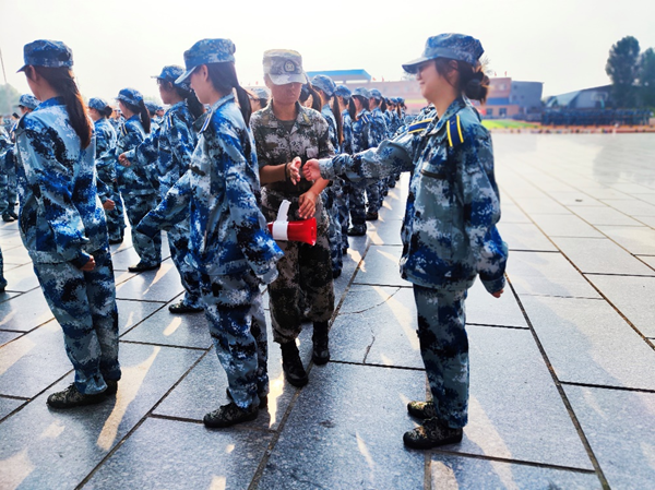 保定理工學(xué)院||管理學(xué)院||軍訓(xùn)進(jìn)行時(shí)，少年何懼驕陽(yáng)烈 意氣風(fēng)發(fā)英姿颯
