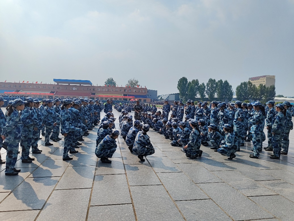 保定理工學(xué)院||管理學(xué)院||軍訓(xùn)進(jìn)行時(shí)，少年何懼驕陽(yáng)烈 意氣風(fēng)發(fā)英姿颯