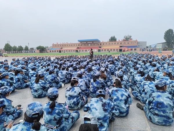 保定理工學(xué)院||管理學(xué)院||軍訓(xùn)進(jìn)行時(shí)，少年何懼驕陽(yáng)烈 意氣風(fēng)發(fā)英姿颯
