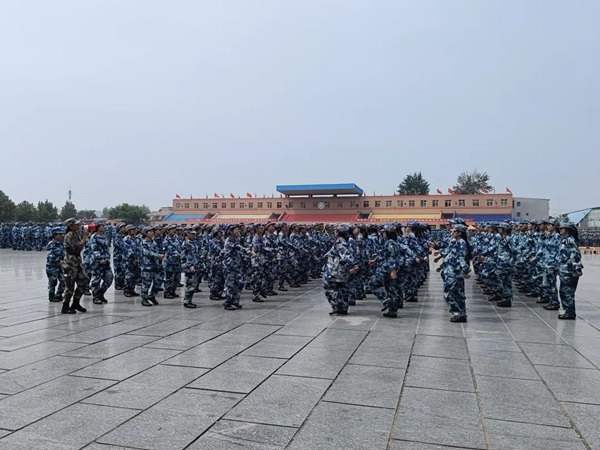 保定理工學(xué)院||管理學(xué)院||軍訓(xùn)進(jìn)行時(shí)，少年何懼驕陽(yáng)烈 意氣風(fēng)發(fā)英姿颯