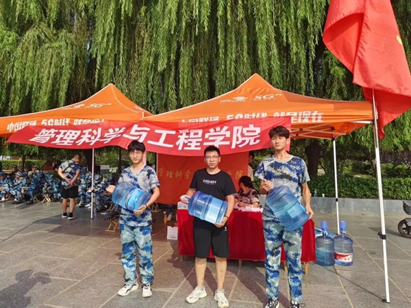 保定理工學(xué)院‖管理學(xué)院‖迷彩軍訓(xùn)，青春無悔，管理學(xué)院后勤保障組志愿者在行動！