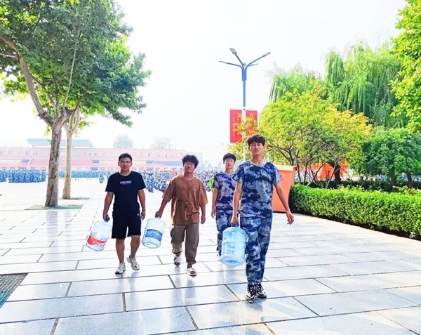 保定理工學(xué)院‖管理學(xué)院‖迷彩軍訓(xùn)，青春無悔，管理學(xué)院后勤保障組志愿者在行動！