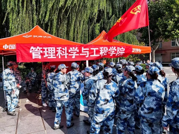 保定理工學(xué)院‖管理學(xué)院‖迷彩軍訓(xùn)，青春無悔，管理學(xué)院后勤保障組志愿者在行動！