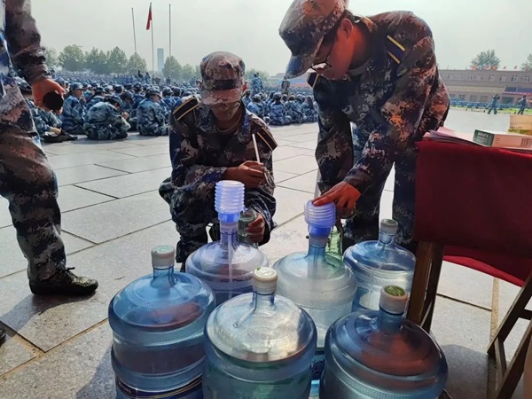 保定理工學(xué)院‖管理學(xué)院‖迷彩軍訓(xùn)，青春無悔，管理學(xué)院后勤保障組志愿者在行動！