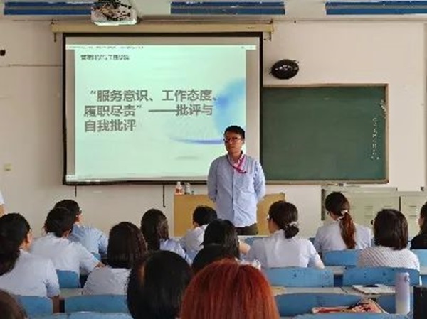 保定理工學(xué)院||管理學(xué)院||我院教師在“服務(wù)意識(shí)、工作態(tài)度、履職盡責(zé)”大討論民主生活會(huì)展開批評(píng)與自我批評(píng)