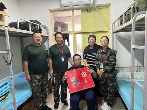 保定理工學(xué)院‖管理學(xué)院‖手拉手傳遞溫情，心連心共促成長——我院黨總支書記、學(xué)工副院長陳小偉同志為學(xué)生送溫暖