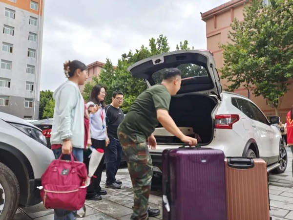 保定理工學(xué)院‖管理學(xué)院‖暖心服務(wù)，助力2023屆畢業(yè)生走好大學(xué)生涯的最后一公里