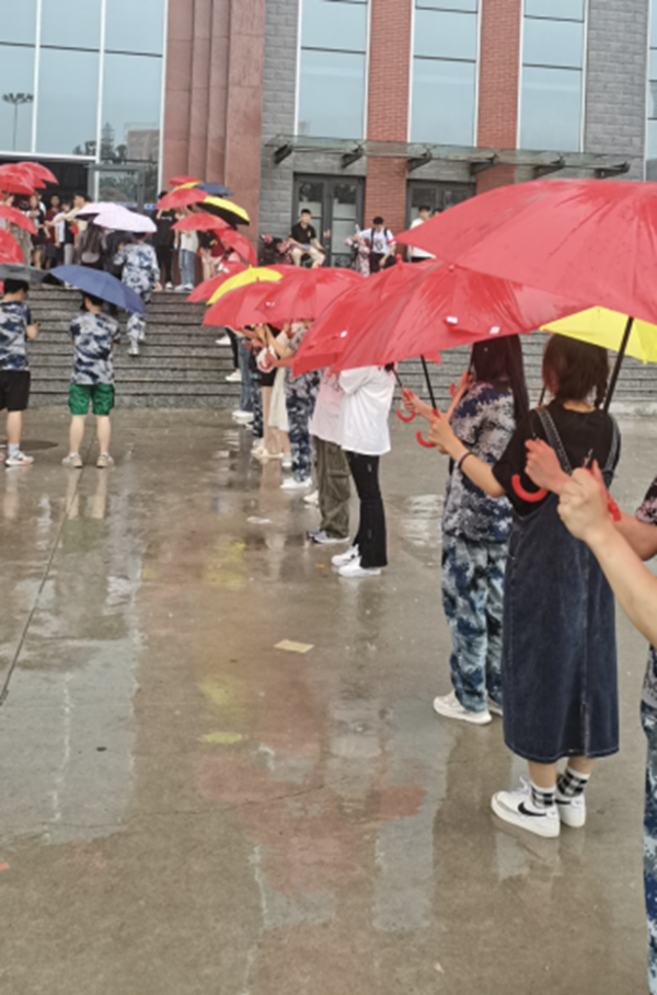保定理工學(xué)院‖管理學(xué)院‖暖心服務(wù)，助力2023屆畢業(yè)生走好大學(xué)生涯的最后一公里