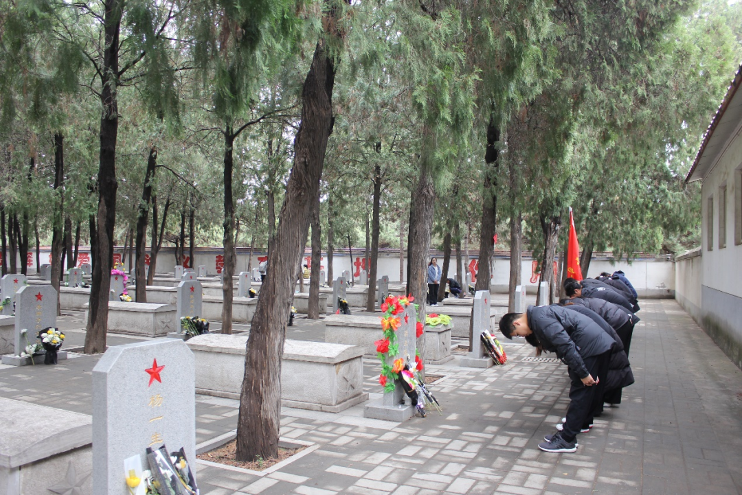 保定理工學院|管理學院|憶苦思甜祭烈士，風起清明表哀思