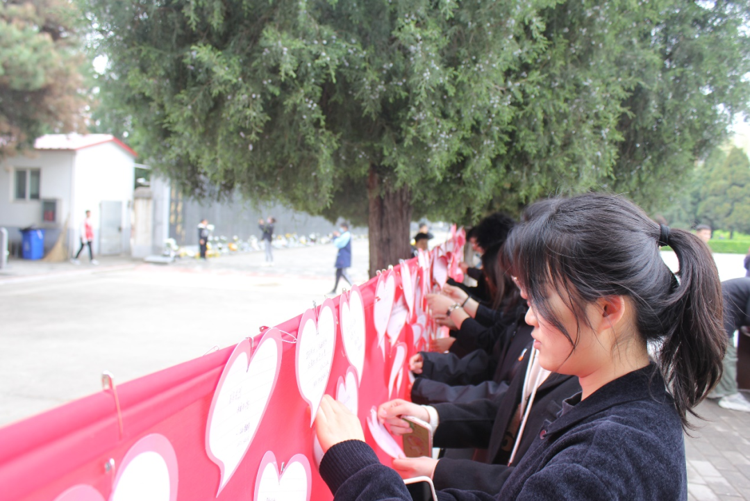 保定理工學院|管理學院|憶苦思甜祭烈士，風起清明表哀思
