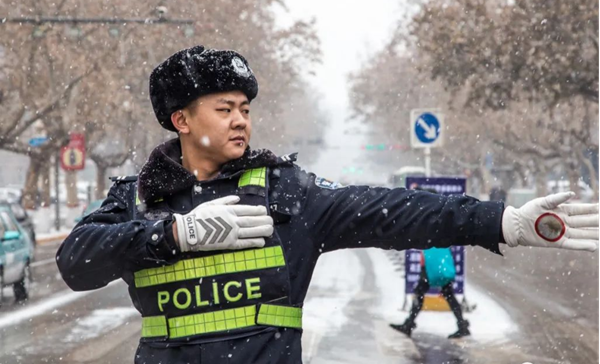保定理工學院‖管理學院‖赤膽忠心，讓我們向中國人民警察致敬！