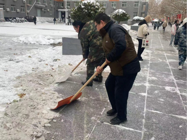 保定理工學(xué)院||管理學(xué)院||黨員先鋒在行動(dòng) 清雪除冰傳溫情