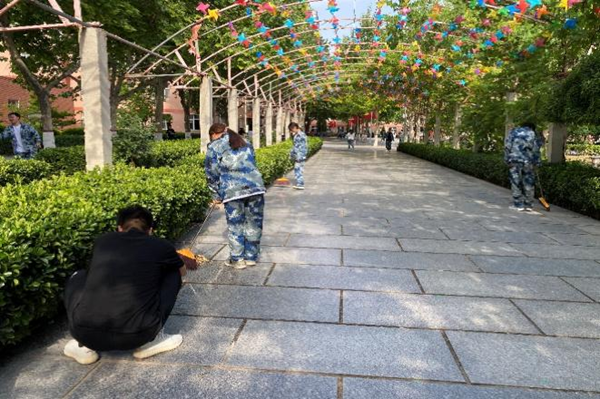 勞動教育|保定理工學院|管理學院|我院開展“垃圾不落地，校園更美麗”校園清潔活動