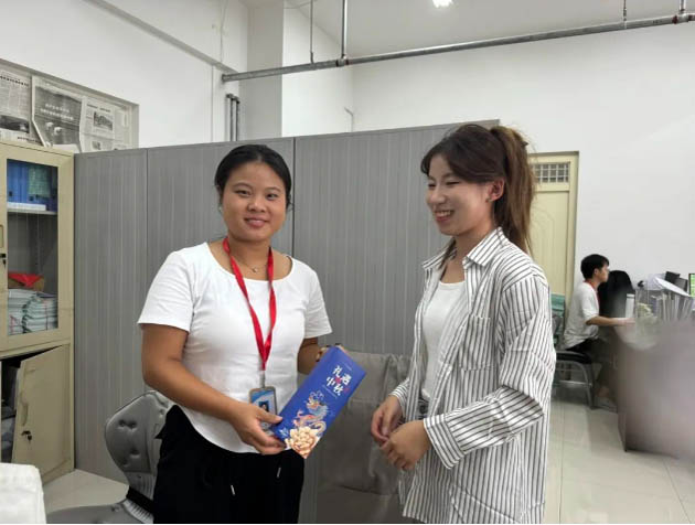 情意滿中秋，月餅送祝福|信工學(xué)院為教職工發(fā)放中秋月餅