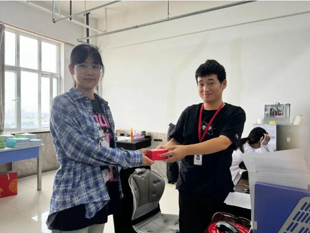 情意滿中秋，月餅送祝福|信工學(xué)院為教職工發(fā)放中秋月餅