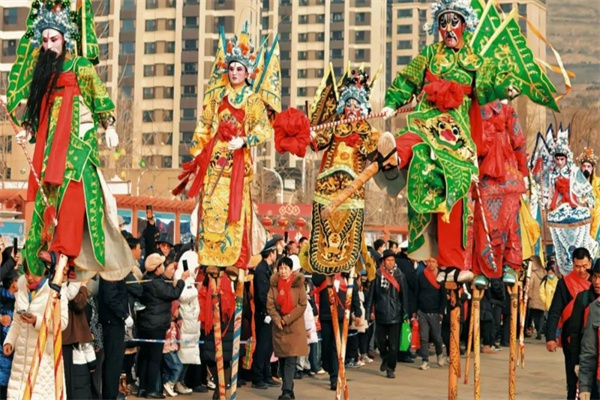 打起鑼來敲起鼓，歡天喜地鬧新春