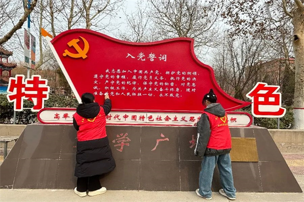 經(jīng)濟(jì)學(xué)院積極開(kāi)展志愿者校園清掃活動(dòng)，助力校園環(huán)境美化