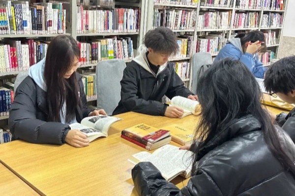 保定理工學院經濟學院:圖書館里的自律風景,學風與感恩教育的生動實踐