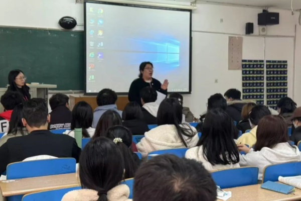 培根鑄魂擔(dān)使命，啟智潤心育新人?———“書記進(jìn)課堂”共促教學(xué)質(zhì)量提升