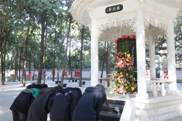 【黨心凝聚，團建生輝】清明祭忠魂，追遠思奮進——保定理工學院經(jīng)濟學院開展徒步祭掃烈士陵園活動