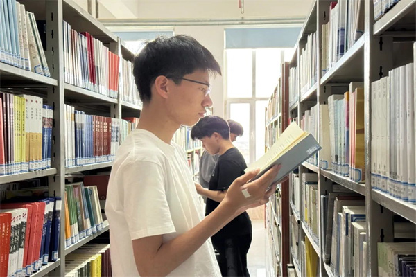 【書(shū)香啟智，經(jīng)韻潤(rùn)心】春光美如斯，讀書(shū)正當(dāng)時(shí)——世界讀書(shū)日閱讀活動(dòng)