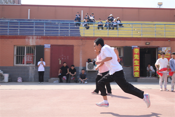 【健行賽場(chǎng)，急救先鋒】“康”體賦能展活力 “經(jīng)”英逐夢(mèng)共燃情——經(jīng)濟(jì)學(xué)院聯(lián)合康復(fù)醫(yī)學(xué)院共同舉辦4*100M激情接力比賽