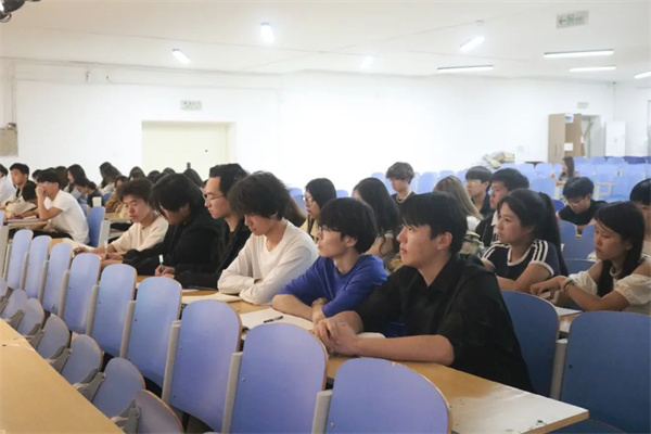 【黨建引領(lǐng)，育人鑄魂】鑄魂育人守初心 思政賦能啟新程——經(jīng)濟(jì)學(xué)院2024級(jí)班干部專題培訓(xùn)順利開(kāi)展