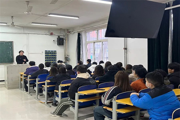 做教育，有心人——“書(shū)記進(jìn)課堂”助力學(xué)生發(fā)展